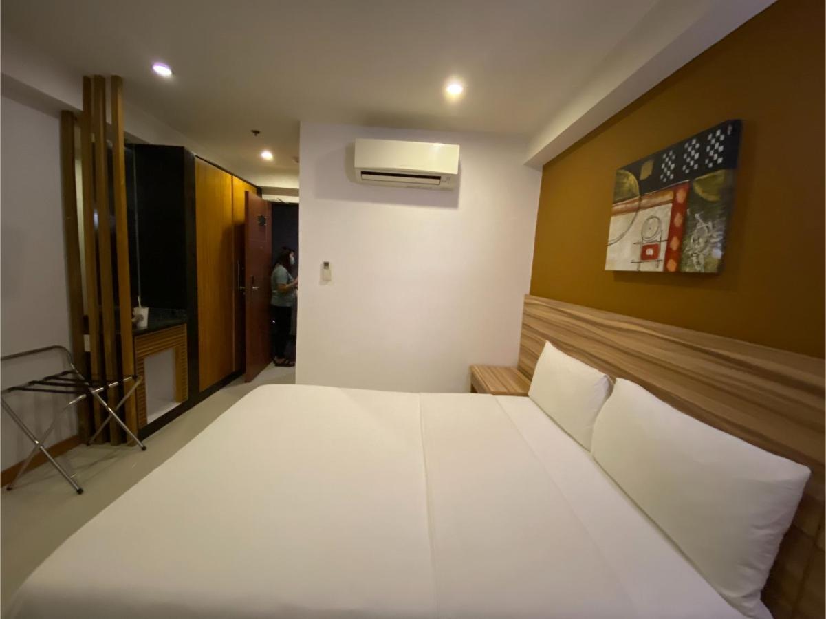 Capital O 820 Guijo Suites Makati Manila Exterior photo